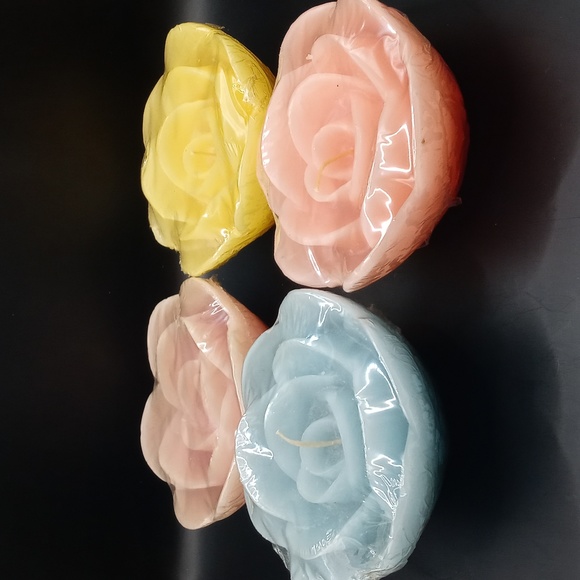 Set of 4 Large Rose Shaped Wax Candles - Picture 2 of 3